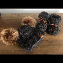 Load image into Gallery viewer, Beanie &amp; Booties Set
