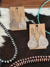 Load image into Gallery viewer, Vanilla Brindle Teardrop Earrings
